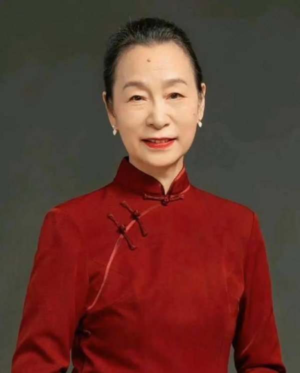 招财猫配资 70岁奚美娟婚姻旧账被翻，网友吵翻天，她却从不回应？